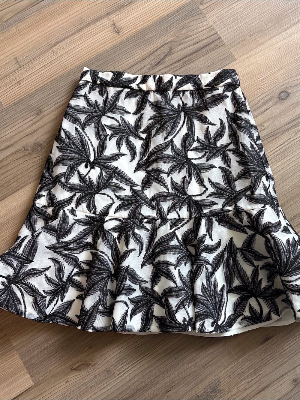 KEEPSAKE the Label Black & White Leaf Print Ruffle Hem Skirt Size XXS